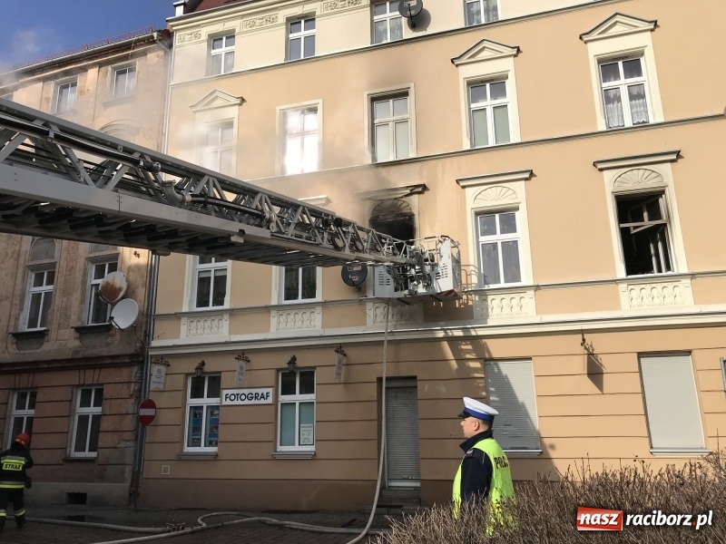 Zdjęcie w galerii na portalu naszraciborz.pl: Kłęby dymu przy Solnej. Pożar mieszkania w kamienicy FOTO i WIDEO wiadomości z regionu