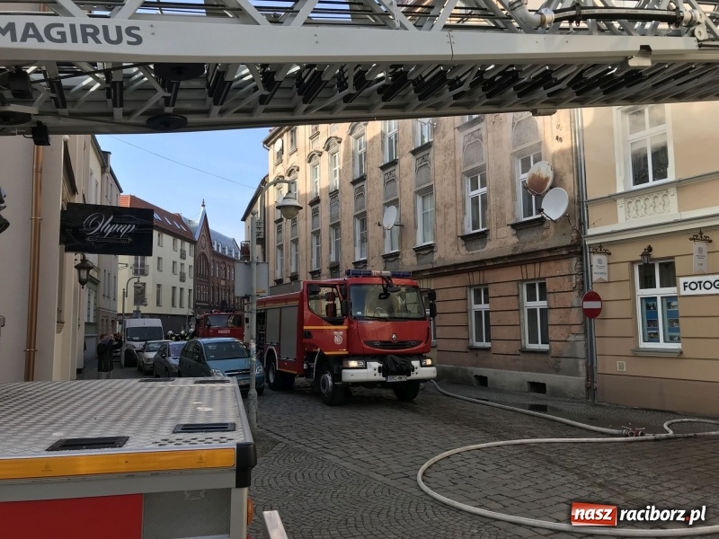 Zdjęcie w galerii na portalu naszraciborz.pl: Kłęby dymu przy Solnej. Pożar mieszkania w kamienicy FOTO i WIDEO wiadomości z regionu