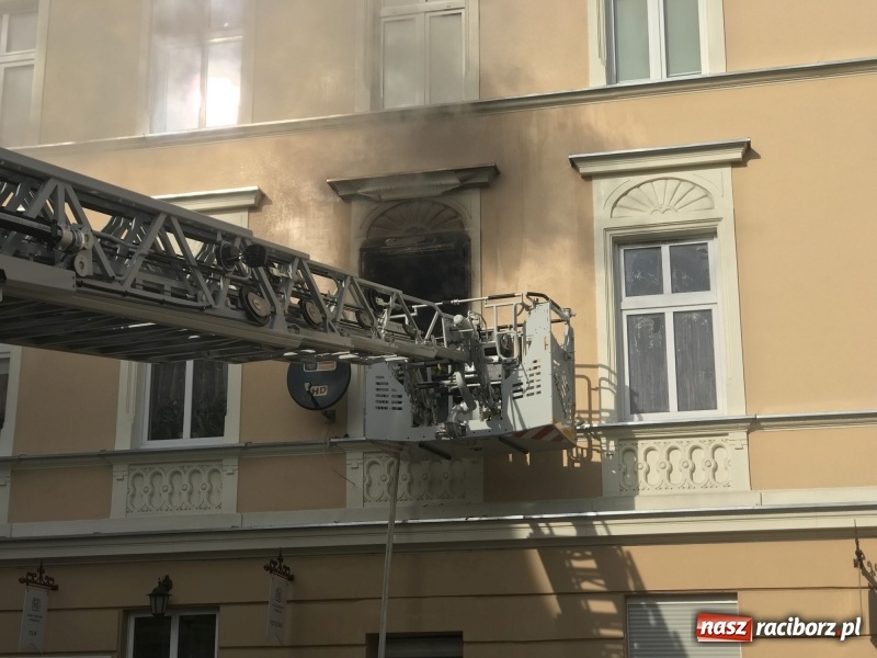Zdjęcie w galerii na portalu naszraciborz.pl: Kłęby dymu przy Solnej. Pożar mieszkania w kamienicy FOTO i WIDEO wiadomości z regionu