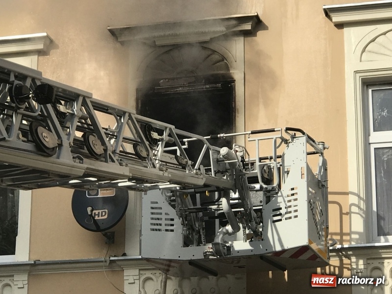 Zdjęcie w galerii na portalu naszraciborz.pl: Kłęby dymu przy Solnej. Pożar mieszkania w kamienicy FOTO i WIDEO wiadomości z regionu
