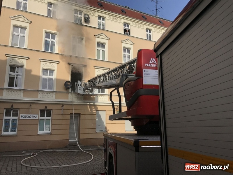 Zdjęcie w galerii na portalu naszraciborz.pl: Kłęby dymu przy Solnej. Pożar mieszkania w kamienicy FOTO i WIDEO wiadomości z regionu