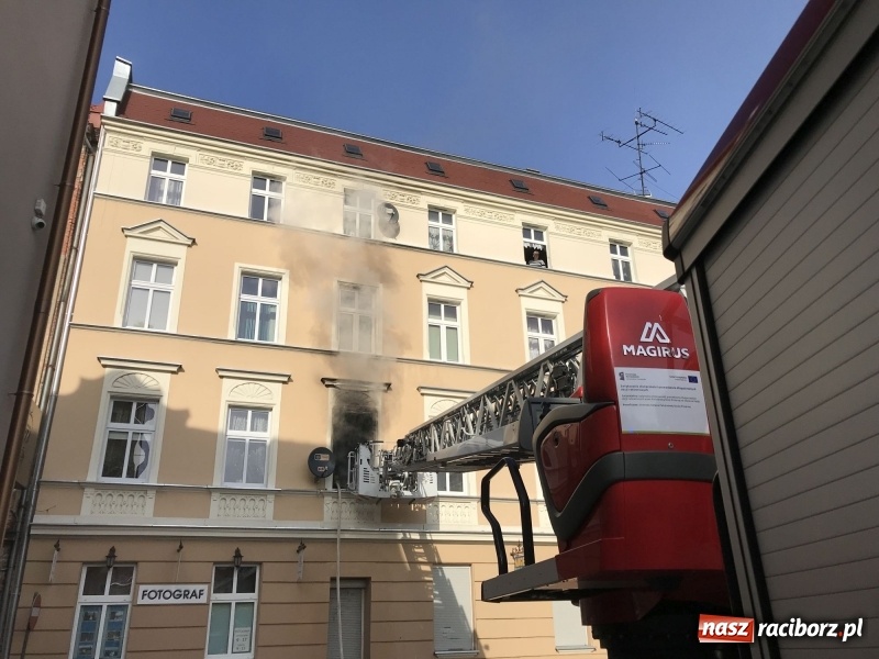 Zdjęcie w galerii na portalu naszraciborz.pl: Kłęby dymu przy Solnej. Pożar mieszkania w kamienicy FOTO i WIDEO wiadomości z regionu