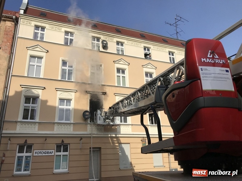 Zdjęcie w galerii na portalu naszraciborz.pl: Kłęby dymu przy Solnej. Pożar mieszkania w kamienicy FOTO i WIDEO wiadomości z regionu