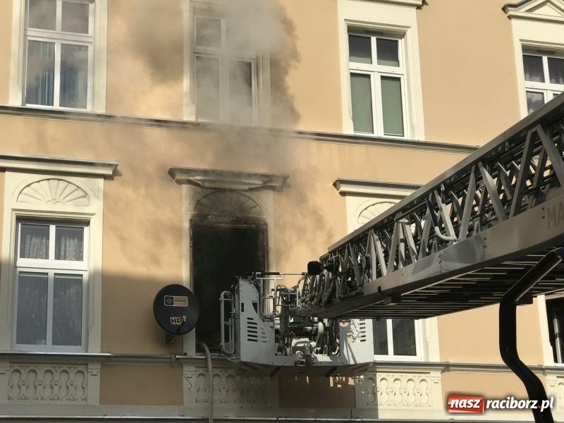Zdjęcie w galerii na portalu naszraciborz.pl: Kłęby dymu przy Solnej. Pożar mieszkania w kamienicy FOTO i WIDEO wiadomości z regionu