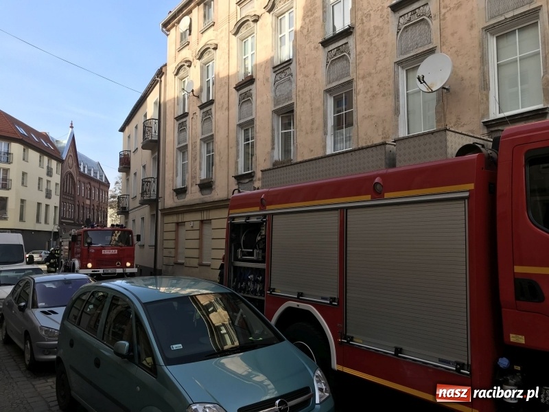 Zdjęcie w galerii na portalu naszraciborz.pl: Kłęby dymu przy Solnej. Pożar mieszkania w kamienicy FOTO i WIDEO wiadomości z regionu