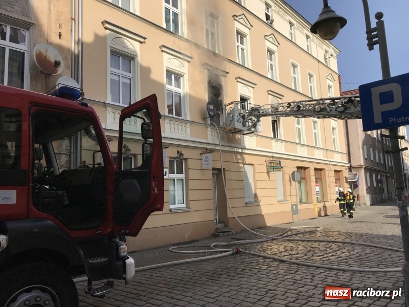 Zdjęcie w galerii na portalu naszraciborz.pl: Kłęby dymu przy Solnej. Pożar mieszkania w kamienicy FOTO i WIDEO wiadomości z regionu