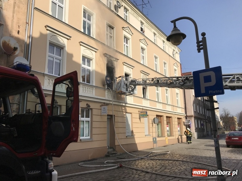 Zdjęcie w galerii na portalu naszraciborz.pl: Kłęby dymu przy Solnej. Pożar mieszkania w kamienicy FOTO i WIDEO wiadomości z regionu