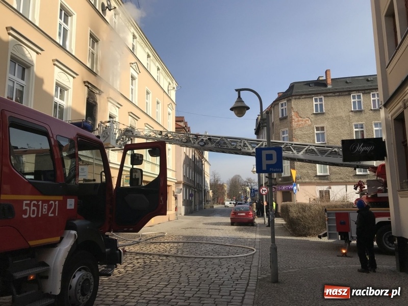 Zdjęcie w galerii na portalu naszraciborz.pl: Kłęby dymu przy Solnej. Pożar mieszkania w kamienicy FOTO i WIDEO wiadomości z regionu