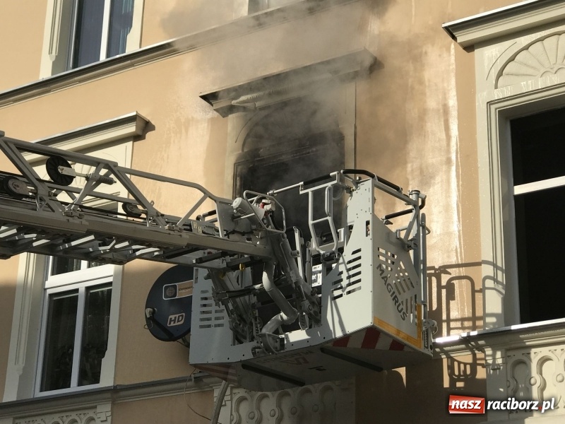 Zdjęcie w galerii na portalu naszraciborz.pl: Kłęby dymu przy Solnej. Pożar mieszkania w kamienicy FOTO i WIDEO wiadomości z regionu
