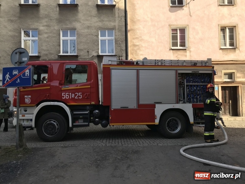 Zdjęcie w galerii na portalu naszraciborz.pl: Kłęby dymu przy Solnej. Pożar mieszkania w kamienicy FOTO i WIDEO wiadomości z regionu