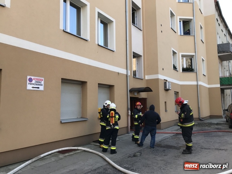 Zdjęcie w galerii na portalu naszraciborz.pl: Kłęby dymu przy Solnej. Pożar mieszkania w kamienicy FOTO i WIDEO wiadomości z regionu