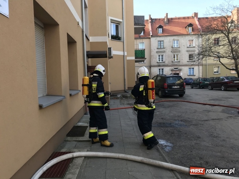 Zdjęcie w galerii na portalu naszraciborz.pl: Kłęby dymu przy Solnej. Pożar mieszkania w kamienicy FOTO i WIDEO wiadomości z regionu