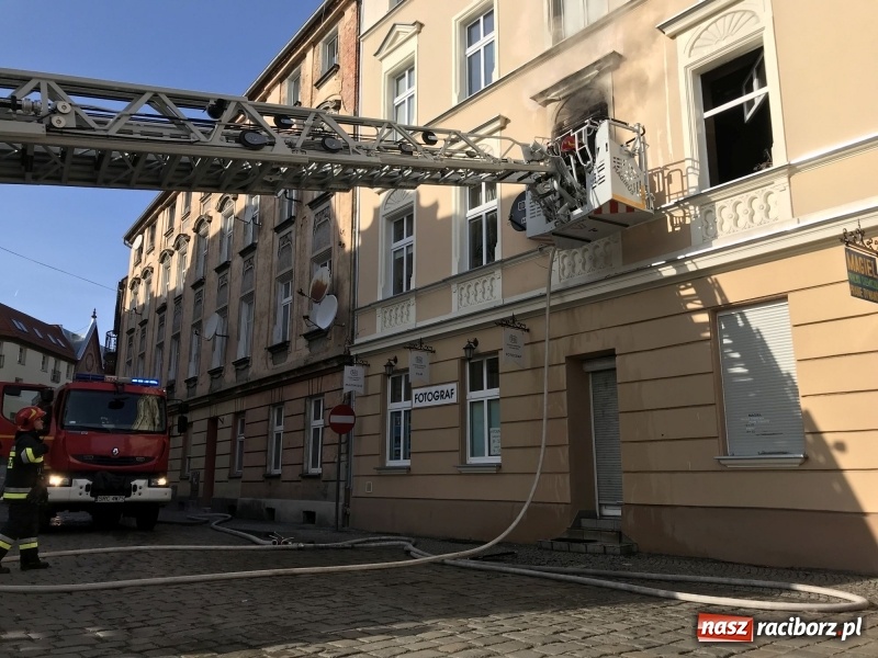 Zdjęcie w galerii na portalu naszraciborz.pl: Kłęby dymu przy Solnej. Pożar mieszkania w kamienicy FOTO i WIDEO wiadomości z regionu