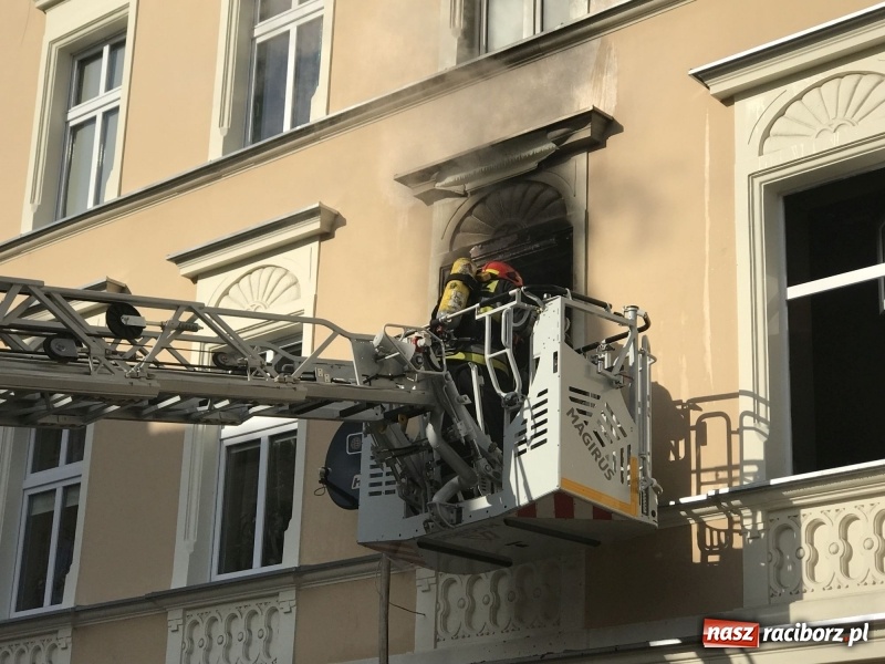 Zdjęcie w galerii na portalu naszraciborz.pl: Kłęby dymu przy Solnej. Pożar mieszkania w kamienicy FOTO i WIDEO wiadomości z regionu