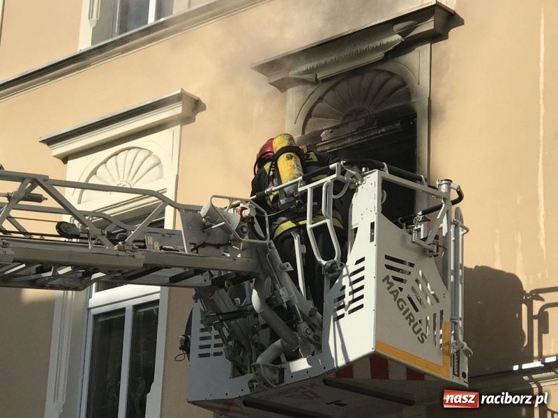 Zdjęcie w galerii na portalu naszraciborz.pl: Kłęby dymu przy Solnej. Pożar mieszkania w kamienicy FOTO i WIDEO wiadomości z regionu