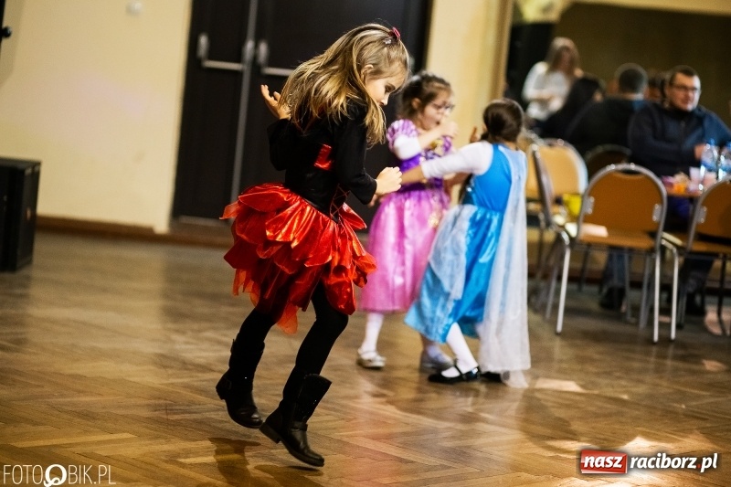 Zdjęcie w galerii na portalu naszraciborz.pl: Kolorowy bal przebierańców w Krzanowicach wiadomości z regionu