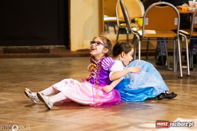 Zdjęcie w galerii na portalu naszraciborz.pl: Kolorowy bal przebierańców w Krzanowicach wiadomości z regionu