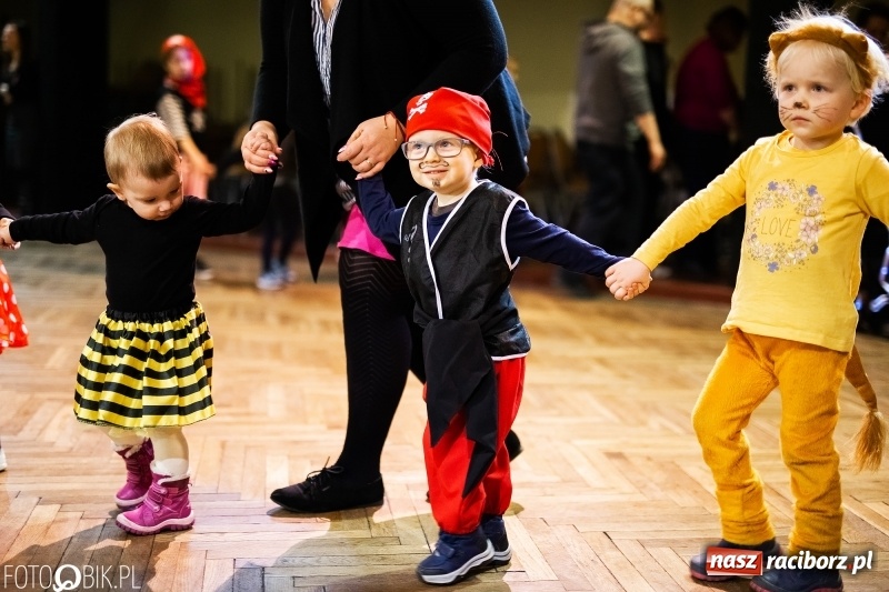 Zdjęcie w galerii na portalu naszraciborz.pl: Kolorowy bal przebierańców w Krzanowicach wiadomości z regionu