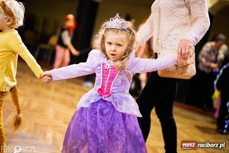 Zdjęcie w galerii na portalu naszraciborz.pl: Kolorowy bal przebierańców w Krzanowicach wiadomości z regionu