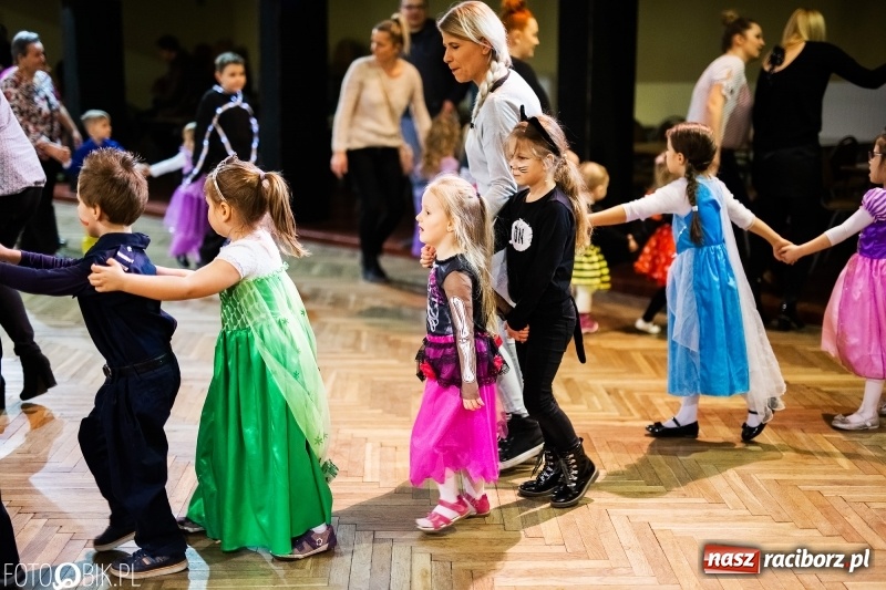 Zdjęcie w galerii na portalu naszraciborz.pl: Kolorowy bal przebierańców w Krzanowicach wiadomości z regionu