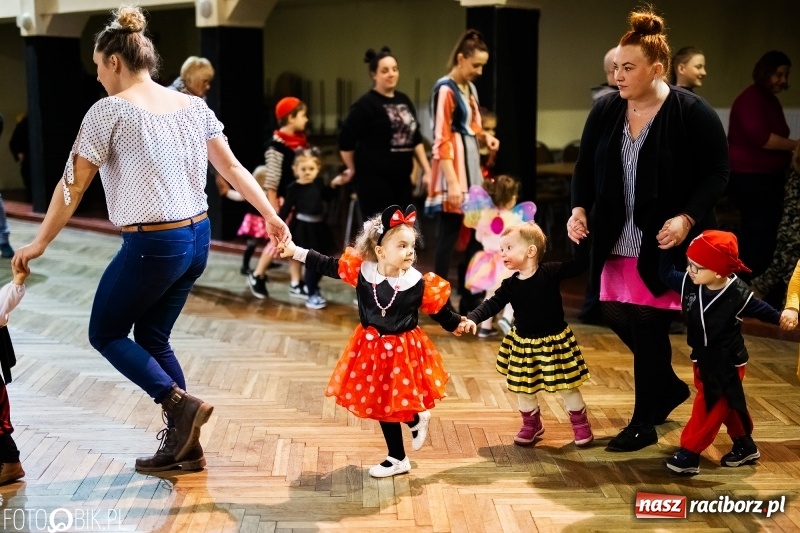 Zdjęcie w galerii na portalu naszraciborz.pl: Kolorowy bal przebierańców w Krzanowicach wiadomości z regionu