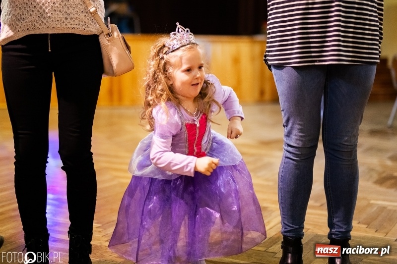 Zdjęcie w galerii na portalu naszraciborz.pl: Kolorowy bal przebierańców w Krzanowicach wiadomości z regionu