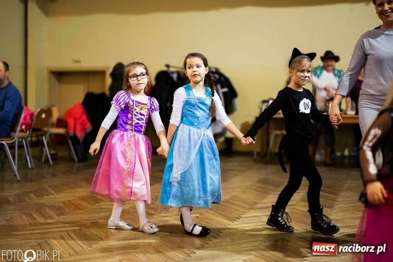 Zdjęcie w galerii na portalu naszraciborz.pl: Kolorowy bal przebierańców w Krzanowicach wiadomości z regionu
