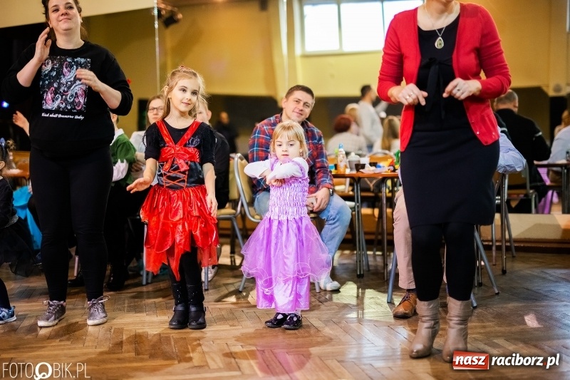 Zdjęcie w galerii na portalu naszraciborz.pl: Kolorowy bal przebierańców w Krzanowicach wiadomości z regionu