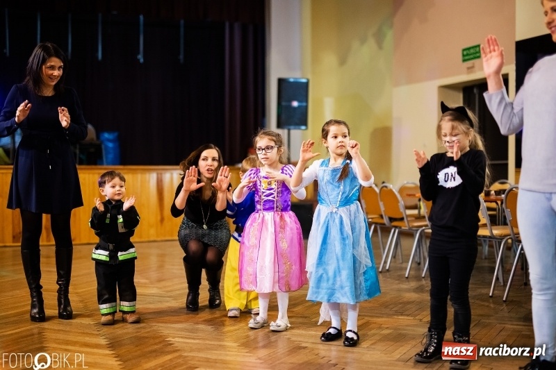 Zdjęcie w galerii na portalu naszraciborz.pl: Kolorowy bal przebierańców w Krzanowicach wiadomości z regionu