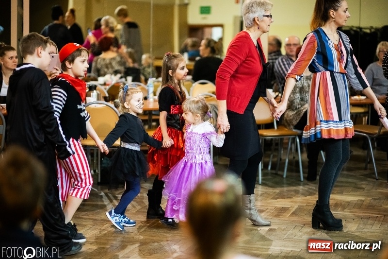 Zdjęcie w galerii na portalu naszraciborz.pl: Kolorowy bal przebierańców w Krzanowicach wiadomości z regionu