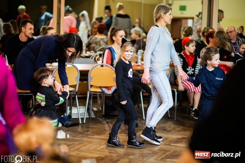 Zdjęcie w galerii na portalu naszraciborz.pl: Kolorowy bal przebierańców w Krzanowicach wiadomości z regionu