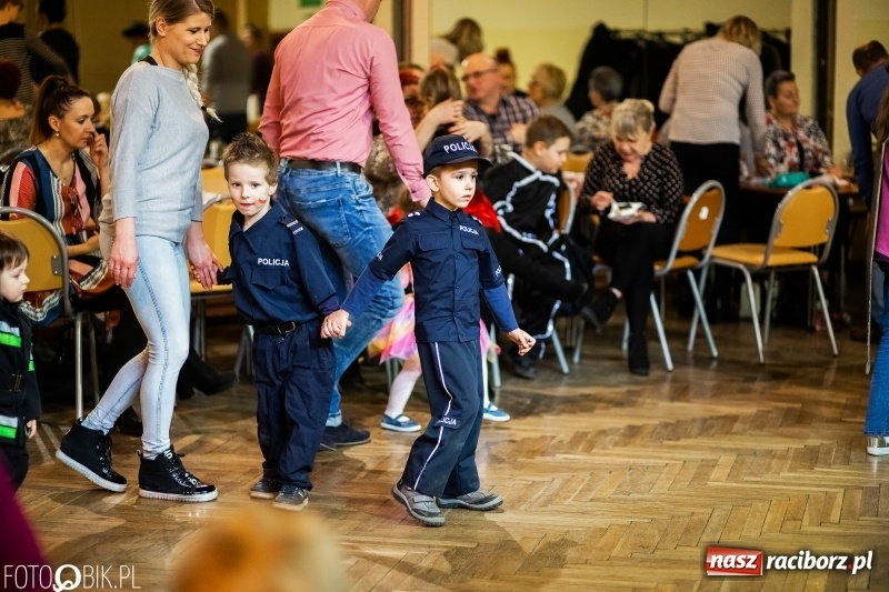 Zdjęcie w galerii na portalu naszraciborz.pl: Kolorowy bal przebierańców w Krzanowicach wiadomości z regionu