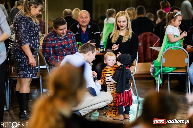 Zdjęcie w galerii na portalu naszraciborz.pl: Kolorowy bal przebierańców w Krzanowicach wiadomości z regionu