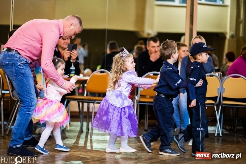 Zdjęcie w galerii na portalu naszraciborz.pl: Kolorowy bal przebierańców w Krzanowicach wiadomości z regionu
