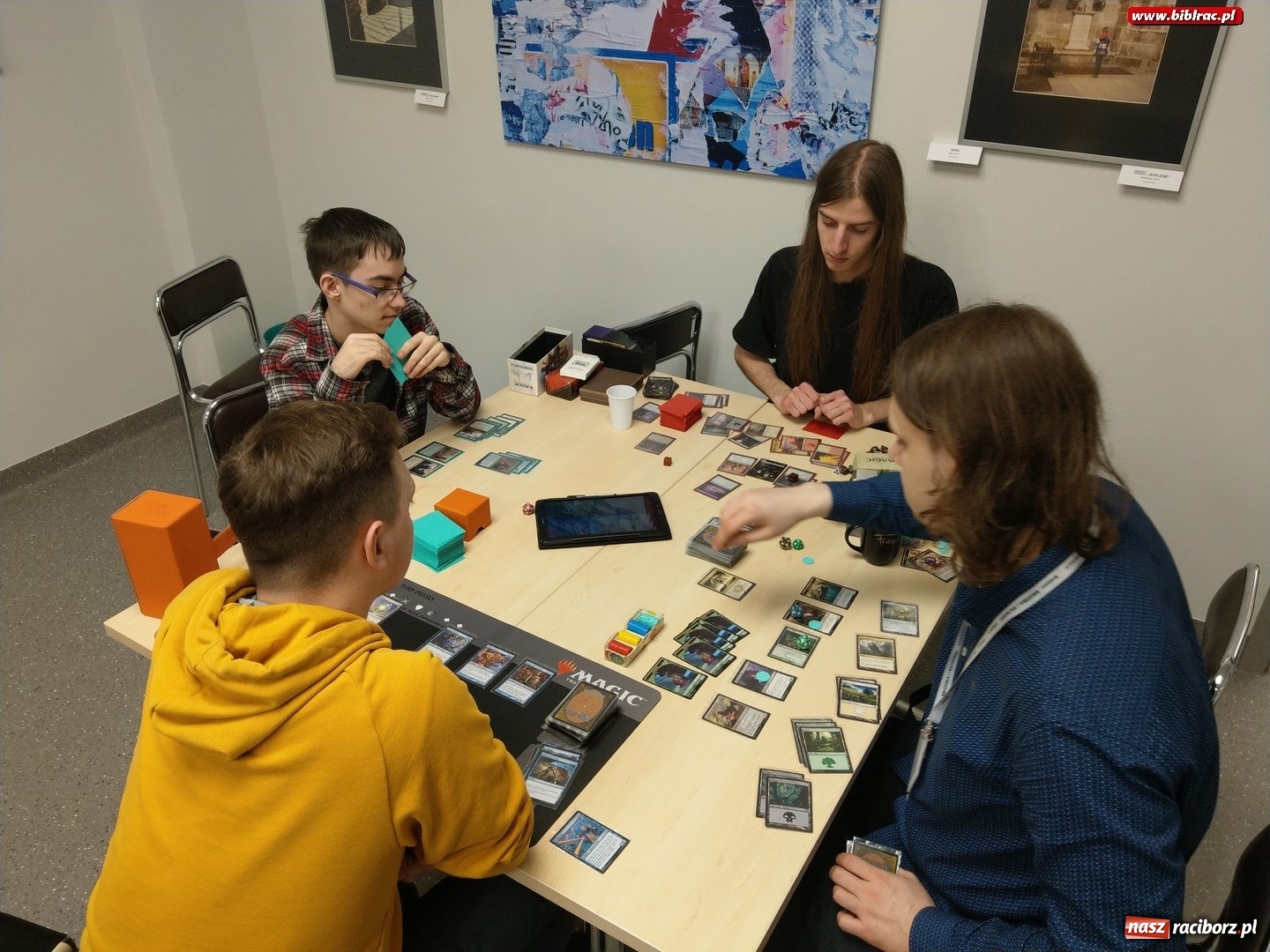 Zdjęcie w galerii na portalu naszraciborz.pl: Nocne zmagania z grami bez prądu w raciborskiej bibliotece wiadomości z regionu