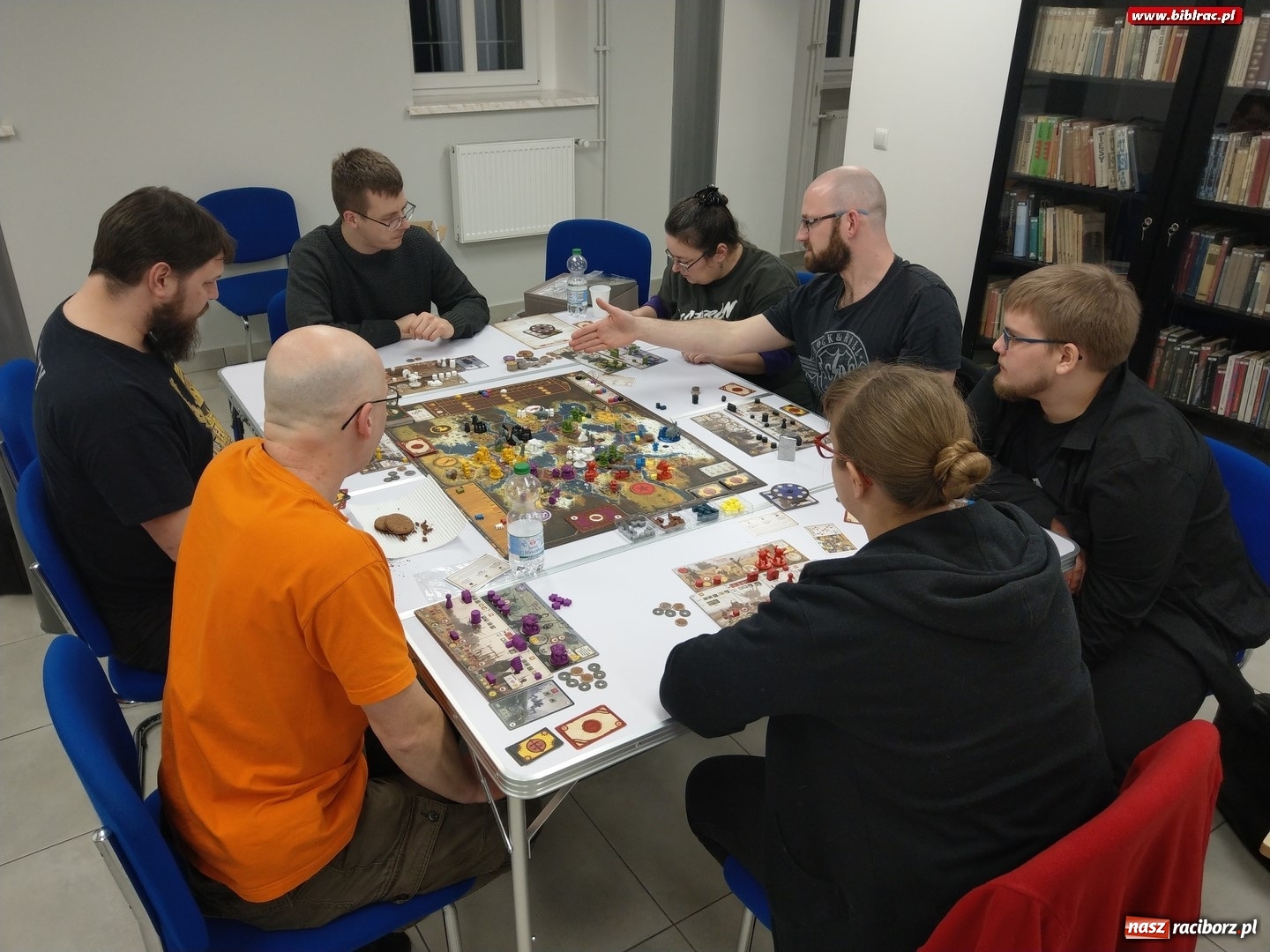 Zdjęcie w galerii na portalu naszraciborz.pl: Nocne zmagania z grami bez prądu w raciborskiej bibliotece wiadomości z regionu