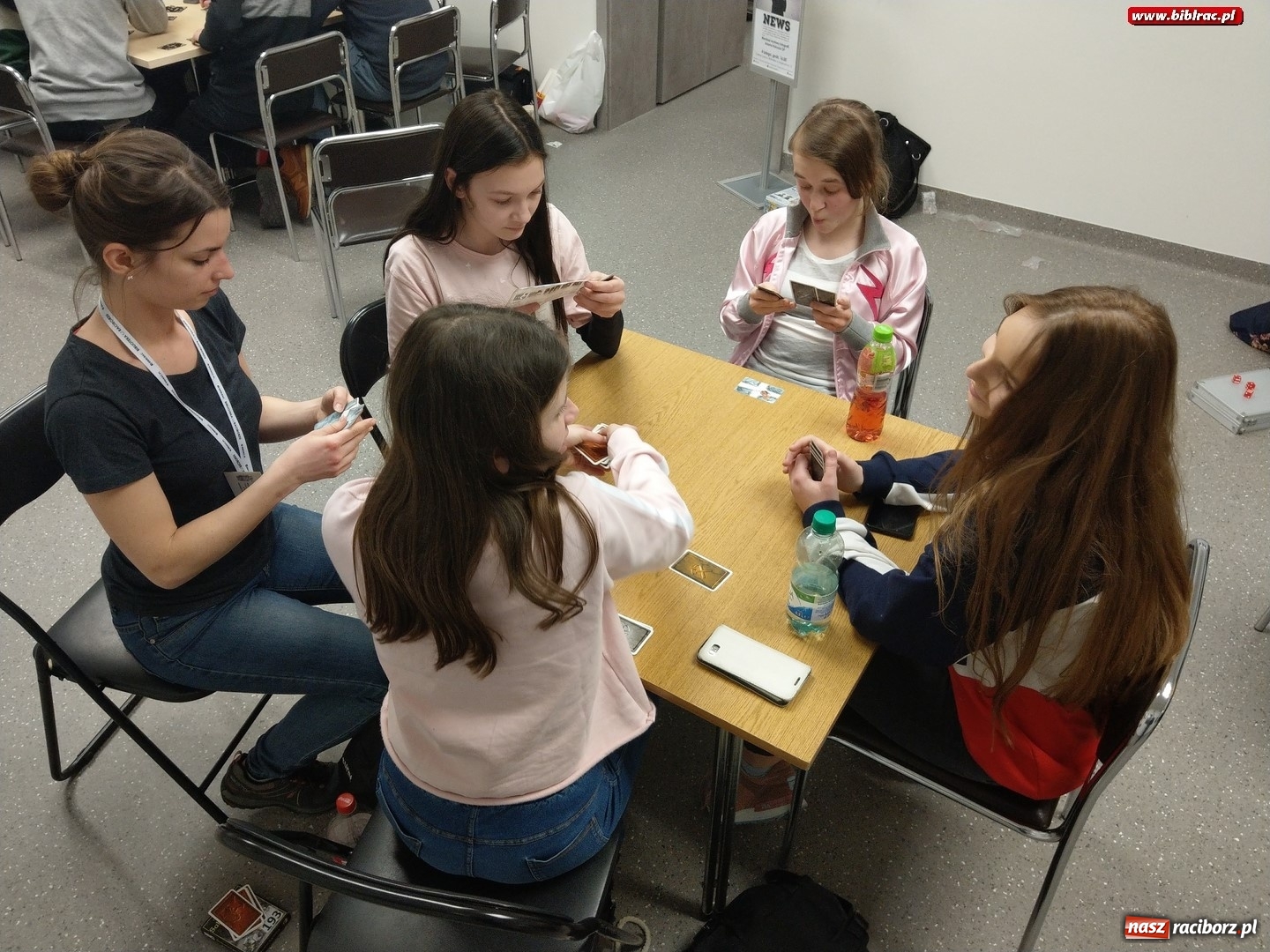 Zdjęcie w galerii na portalu naszraciborz.pl: Nocne zmagania z grami bez prądu w raciborskiej bibliotece wiadomości z regionu