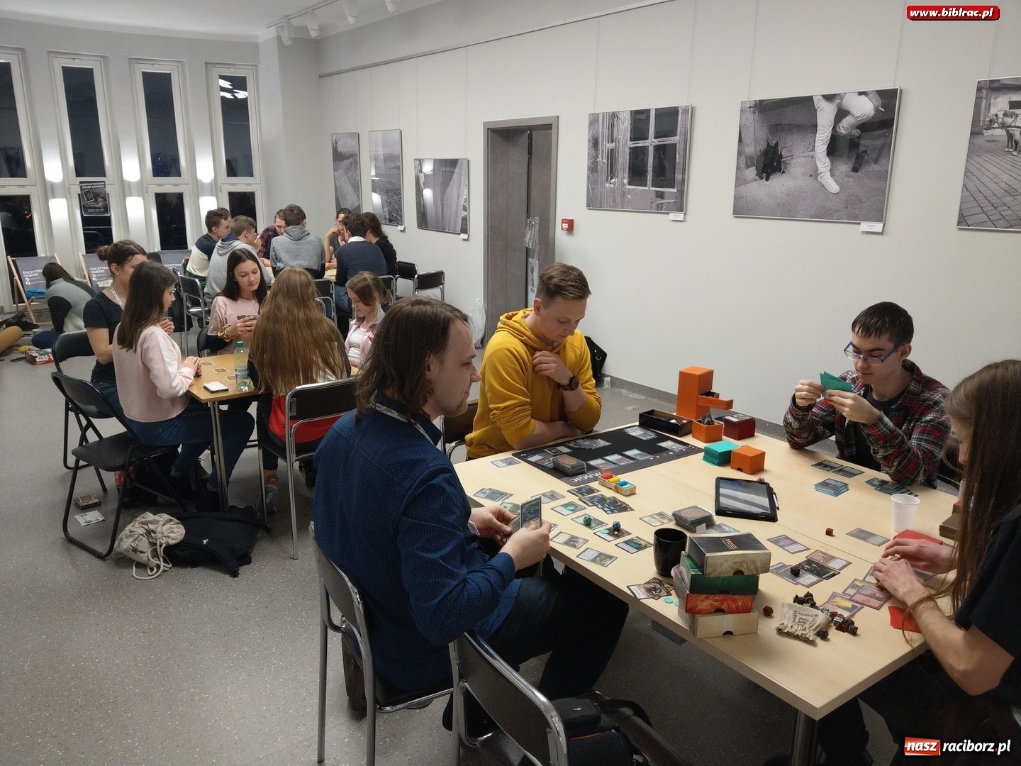 Zdjęcie w galerii na portalu naszraciborz.pl: Nocne zmagania z grami bez prądu w raciborskiej bibliotece wiadomości z regionu