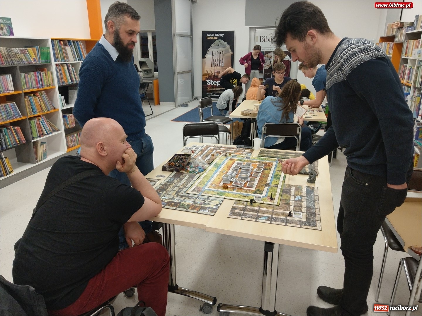 Zdjęcie w galerii na portalu naszraciborz.pl: Nocne zmagania z grami bez prądu w raciborskiej bibliotece wiadomości z regionu