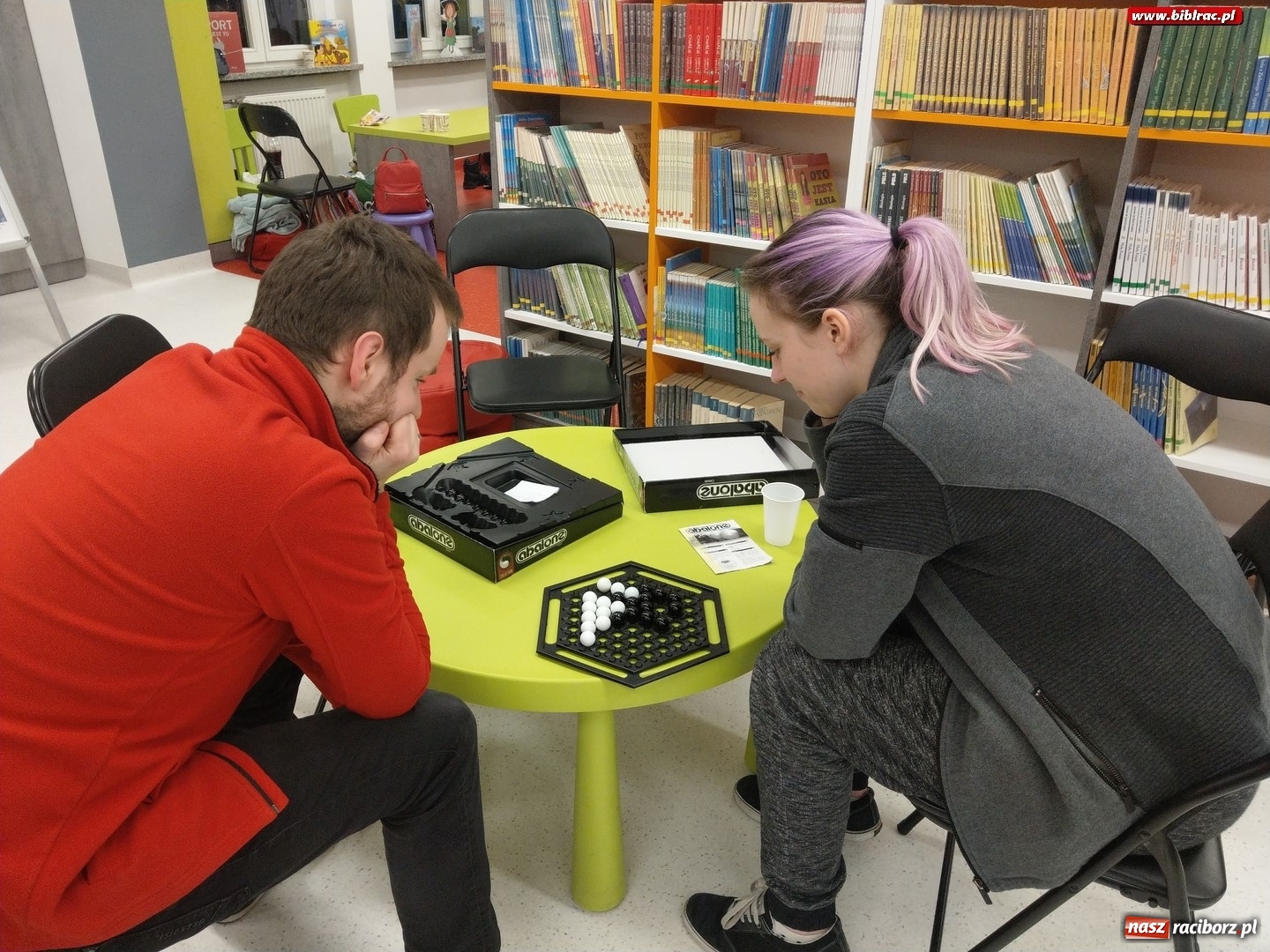 Zdjęcie w galerii na portalu naszraciborz.pl: Nocne zmagania z grami bez prądu w raciborskiej bibliotece wiadomości z regionu