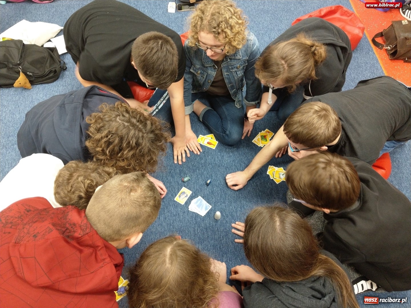 Zdjęcie w galerii na portalu naszraciborz.pl: Nocne zmagania z grami bez prądu w raciborskiej bibliotece wiadomości z regionu