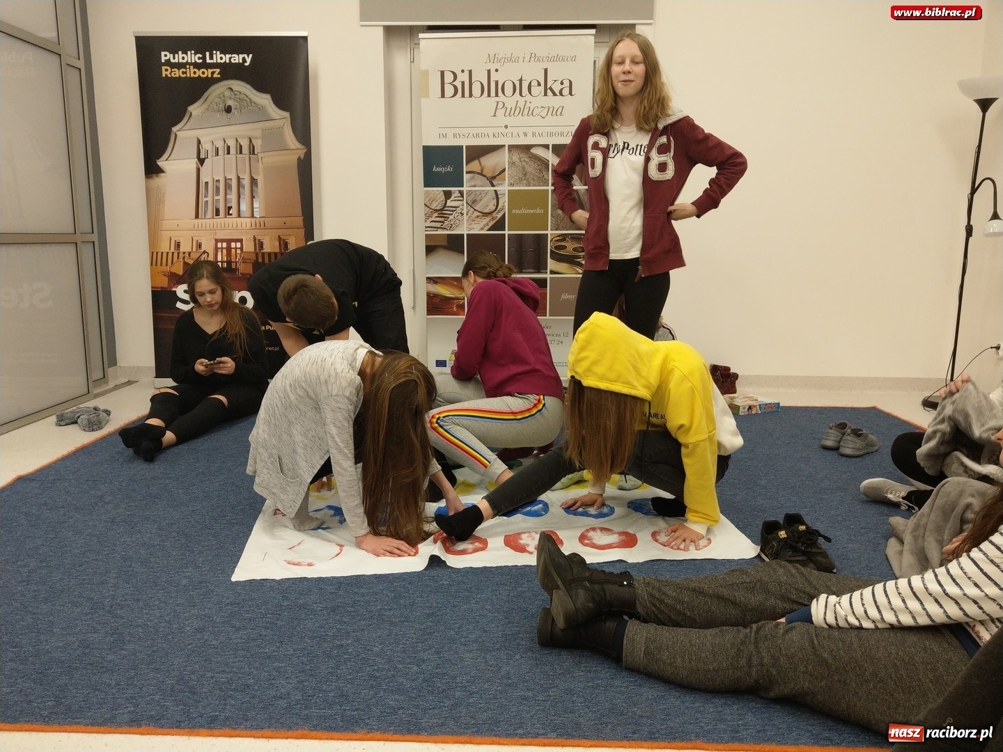 Zdjęcie w galerii na portalu naszraciborz.pl: Nocne zmagania z grami bez prądu w raciborskiej bibliotece wiadomości z regionu