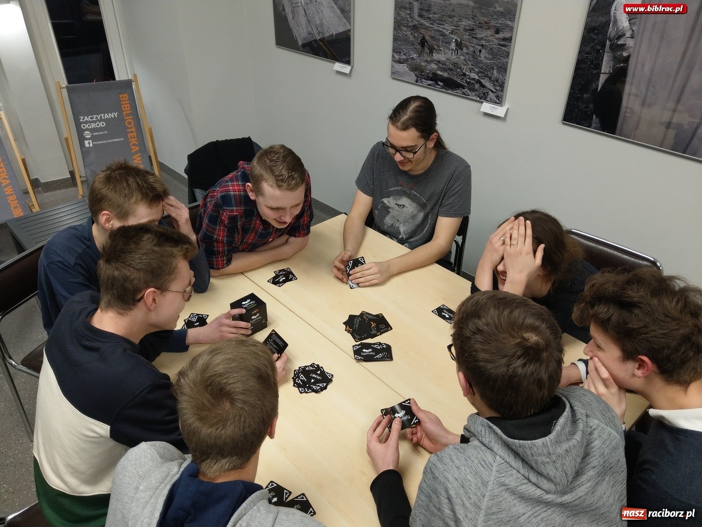 Zdjęcie w galerii na portalu naszraciborz.pl: Nocne zmagania z grami bez prądu w raciborskiej bibliotece wiadomości z regionu
