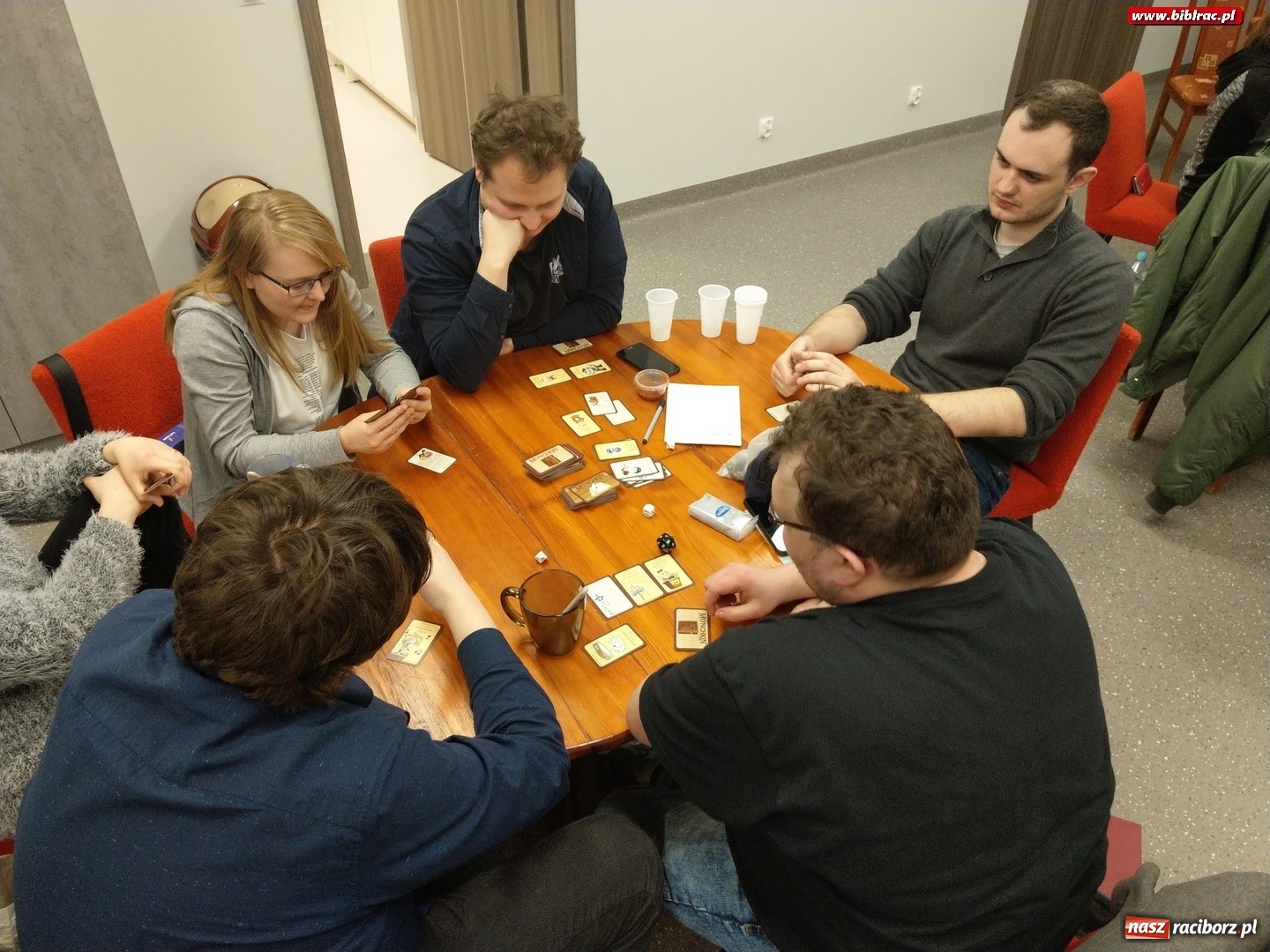 Zdjęcie w galerii na portalu naszraciborz.pl: Nocne zmagania z grami bez prądu w raciborskiej bibliotece wiadomości z regionu