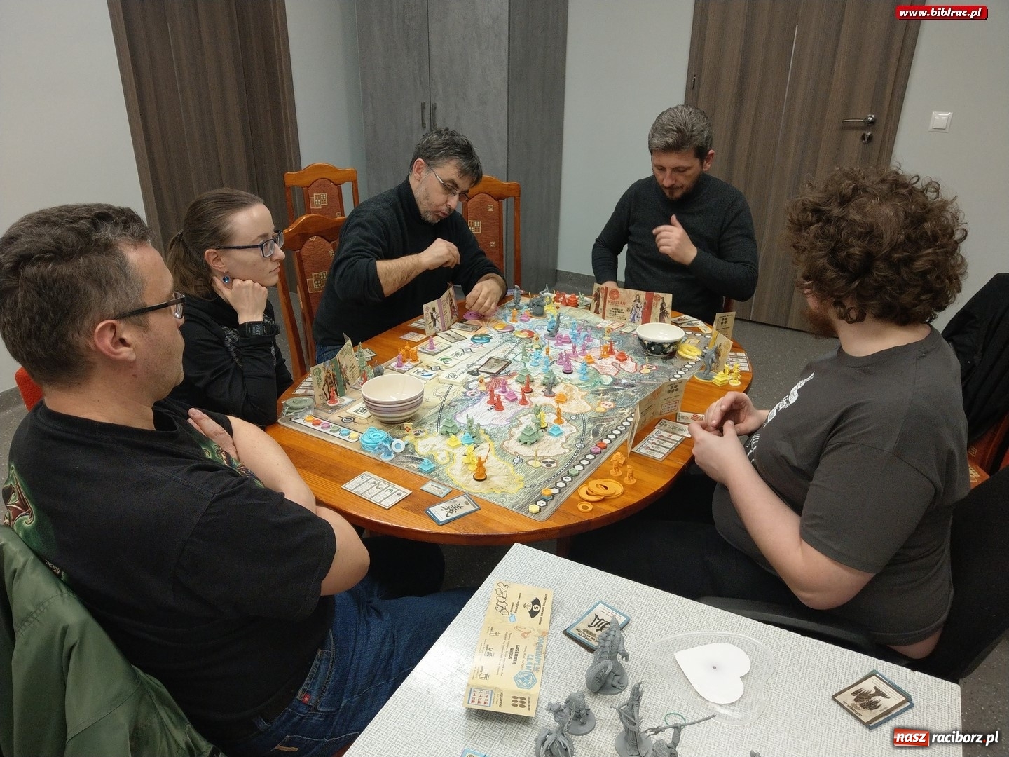 Zdjęcie w galerii na portalu naszraciborz.pl: Nocne zmagania z grami bez prądu w raciborskiej bibliotece wiadomości z regionu