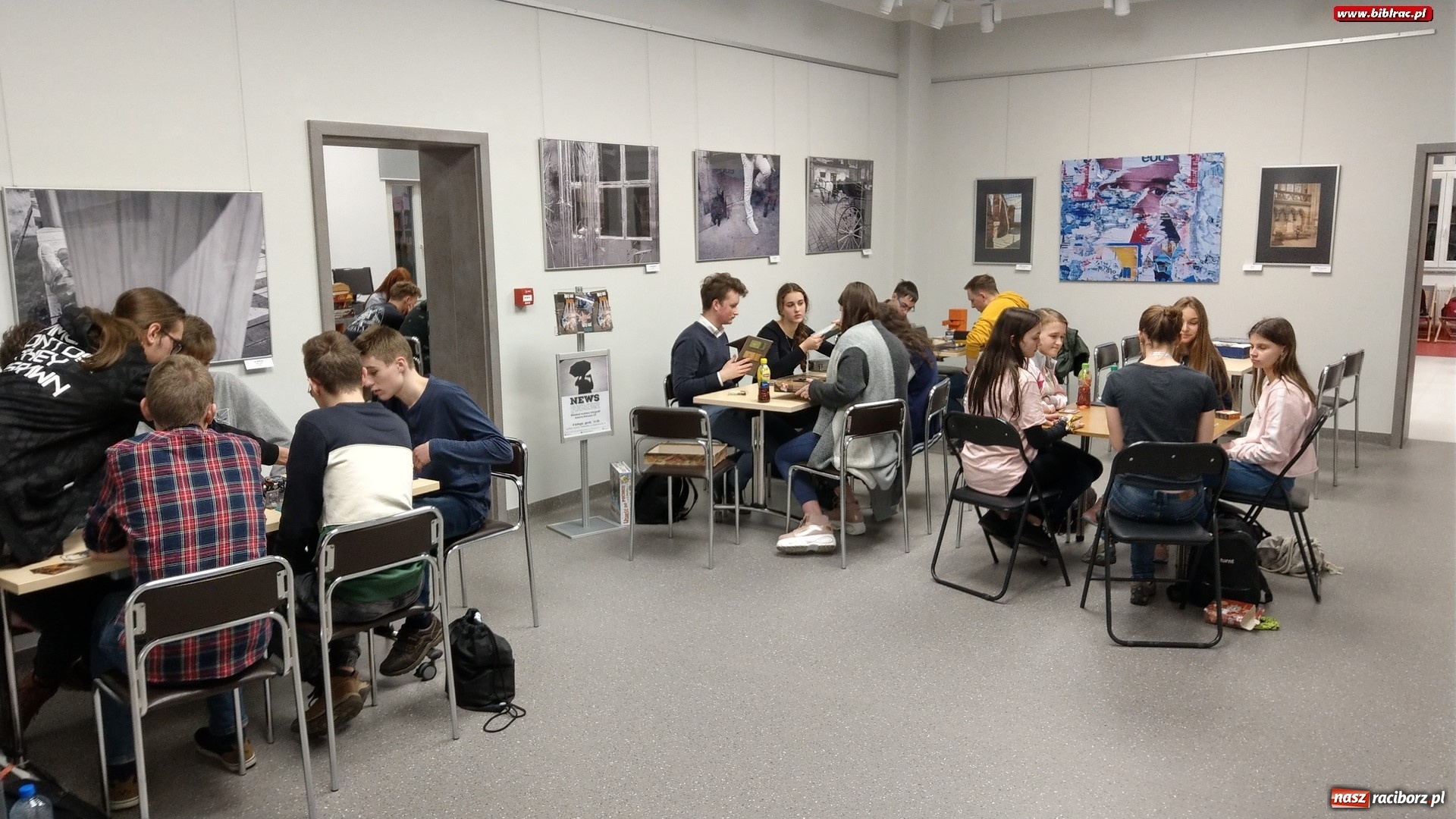 Zdjęcie w galerii na portalu naszraciborz.pl: Nocne zmagania z grami bez prądu w raciborskiej bibliotece wiadomości z regionu