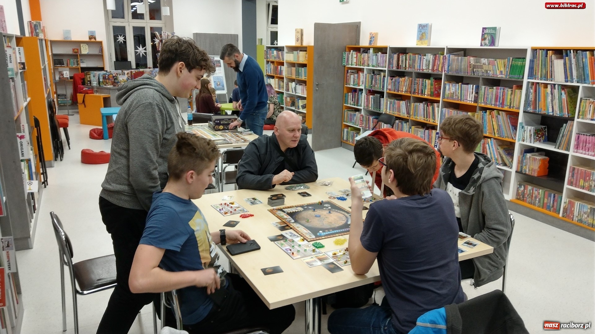 Zdjęcie w galerii na portalu naszraciborz.pl: Nocne zmagania z grami bez prądu w raciborskiej bibliotece wiadomości z regionu