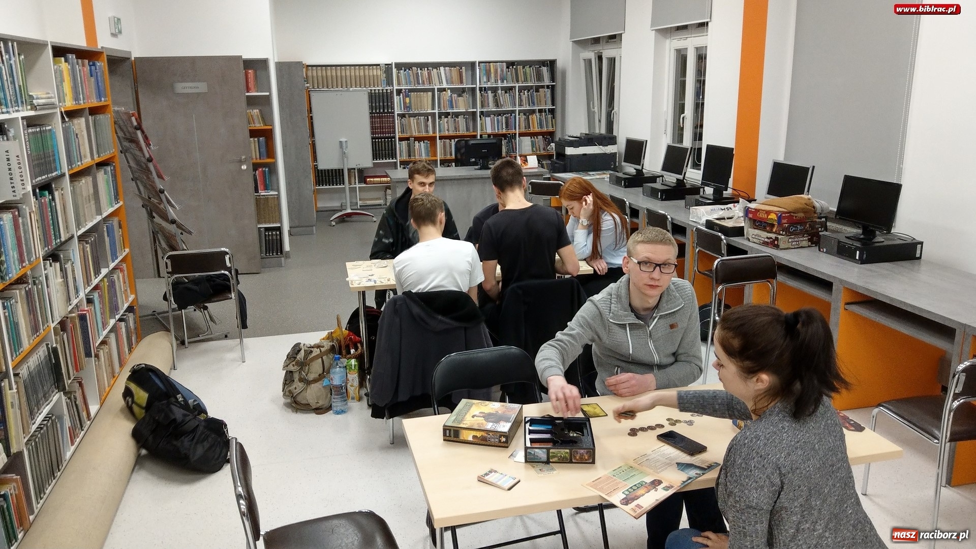 Zdjęcie w galerii na portalu naszraciborz.pl: Nocne zmagania z grami bez prądu w raciborskiej bibliotece wiadomości z regionu