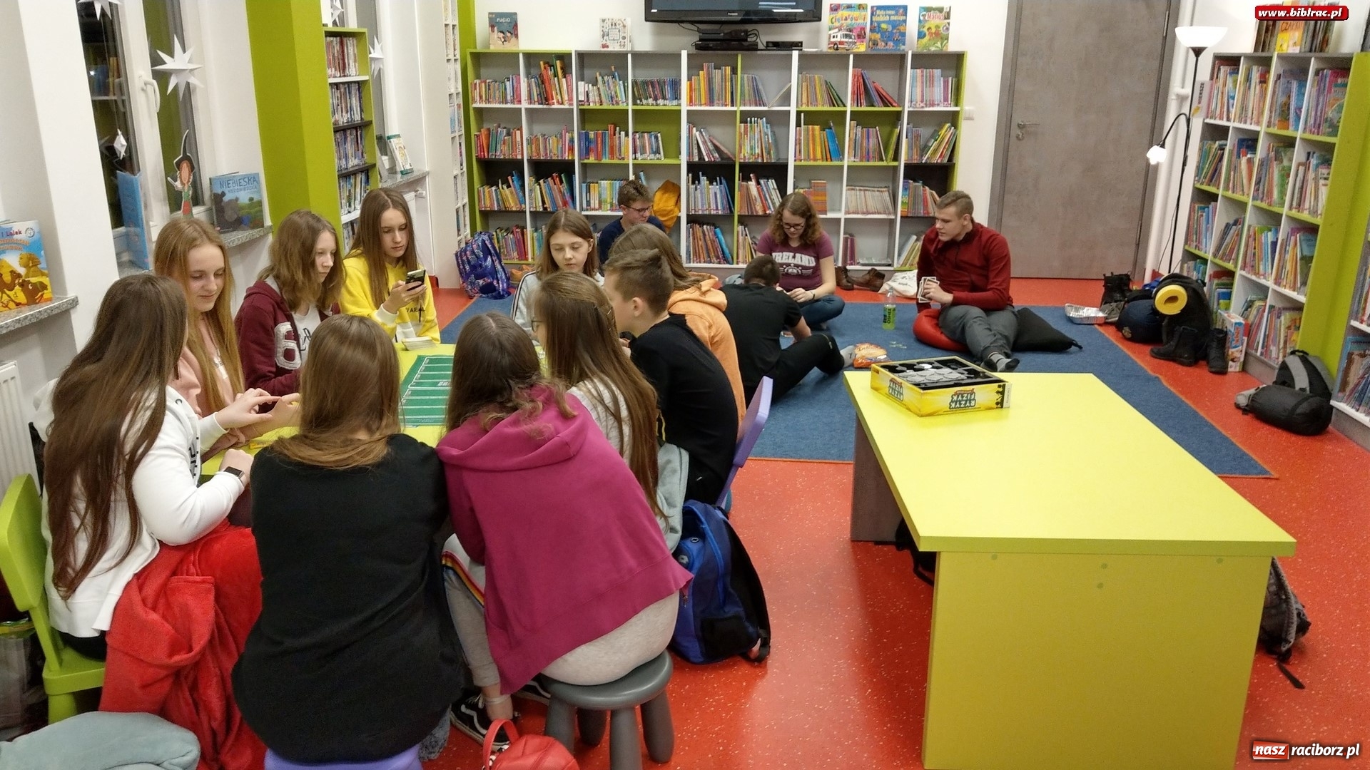 Zdjęcie w galerii na portalu naszraciborz.pl: Nocne zmagania z grami bez prądu w raciborskiej bibliotece wiadomości z regionu