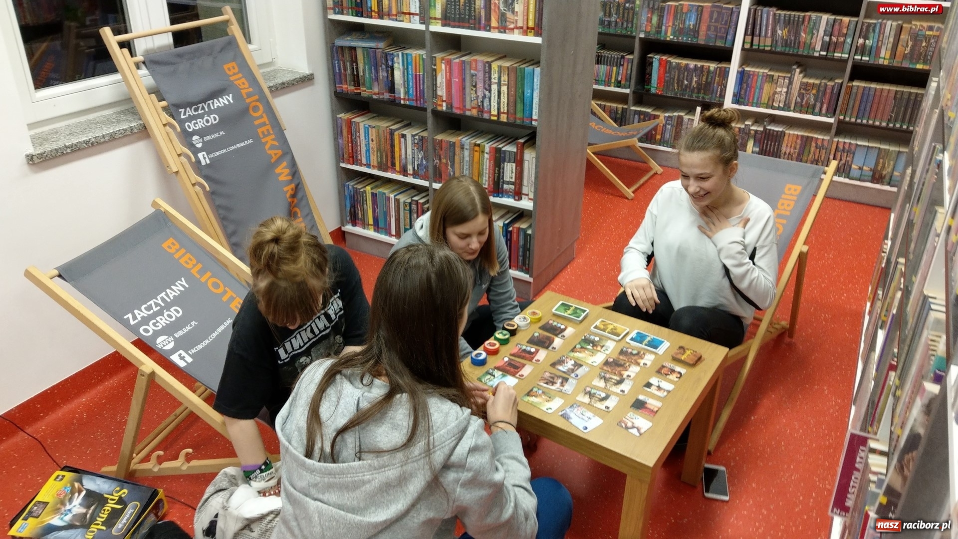 Zdjęcie w galerii na portalu naszraciborz.pl: Nocne zmagania z grami bez prądu w raciborskiej bibliotece wiadomości z regionu